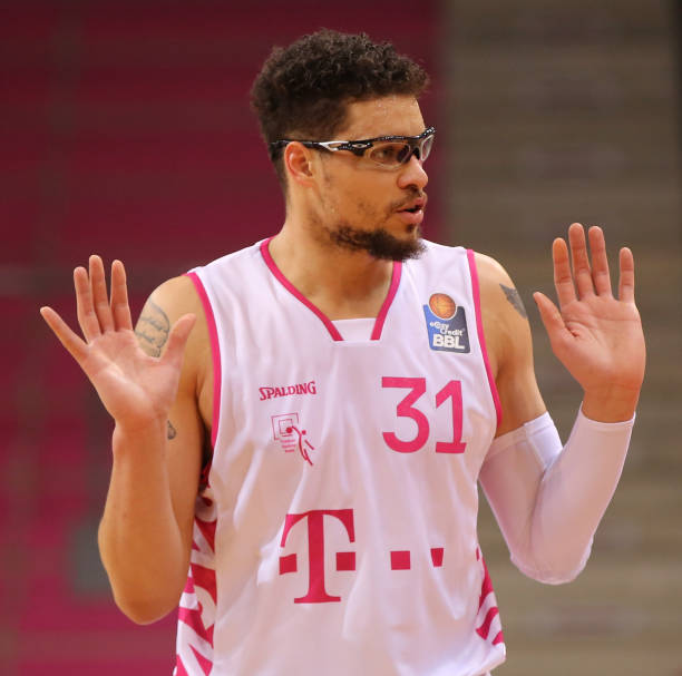 防守密集的 防守密集的